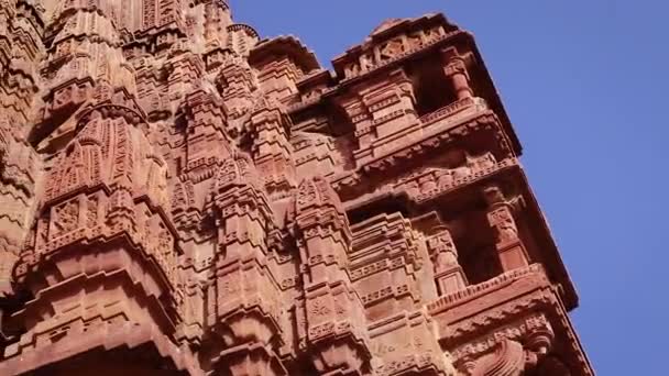 starożytnej hinduskiej świątyni górnej architektury pod innym kątem w dzień - Materiał filmowy, wideo