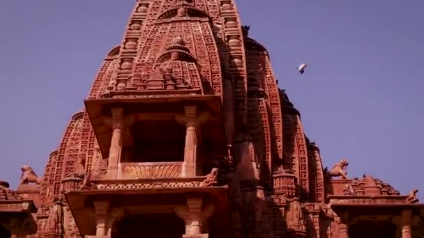 temple hindou antique architecture supérieure sous un angle différent le jour - Séquence, vidéo