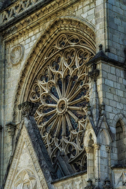 Архитектурные подробности Basilica of the National Vow (Spanish: Baslica del Voto Nacional) a Roman Catholic church, historic center Quito, Ecuador - Фото, изображение