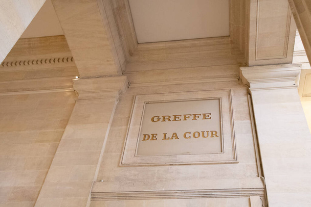 Greffe de la cour szöveg az ősi fal homlokzat épület azt jelenti, a francia igazságügyi bíróság jegyzője a bíróság tárgyalótermében - Fotó, kép