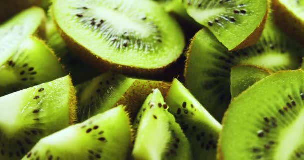 Close-up of juicy ripe kiwi slices on a large plate. Rotation. 4k footage. - Materiał filmowy, wideo