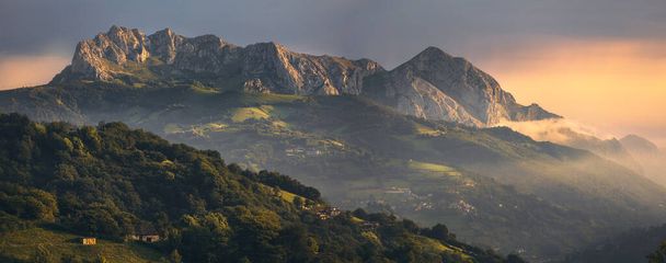 Gyönyörű fény felett Monsacro Mountain Dawn, Asturias - Fotó, kép
