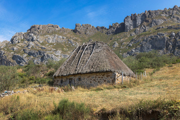 Teito, ancient hut in Lake Valley, Asturias - Photo, Image