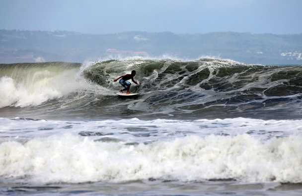 Surfeur dans l'océan
 - Photo, image