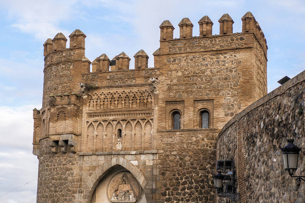 Θέα πόρτα Τολέδο της μεσαιωνικής παλιάς πόλης (Μνημεία Παγκόσμιας Κληρονομιάς Unesco) - Φωτογραφία, εικόνα