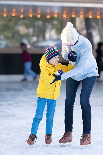 family ice skating - Фото, зображення