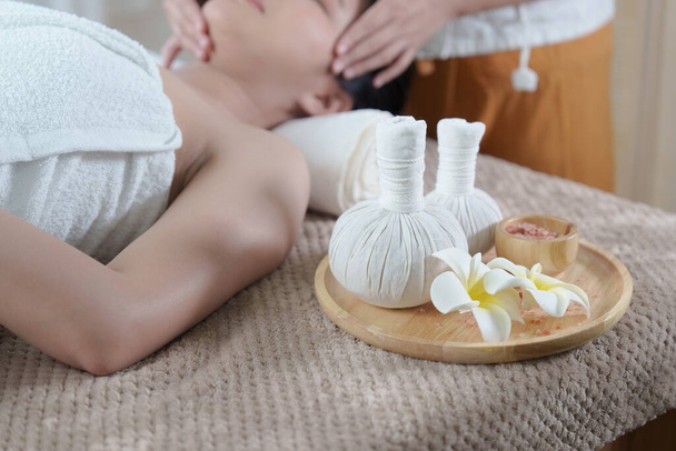 Giovane donna che fa massaggi rilassanti nel salone spa. Una donna viene massaggiata da un massaggiatore. Concetto di spa e medicina. - Foto, immagini