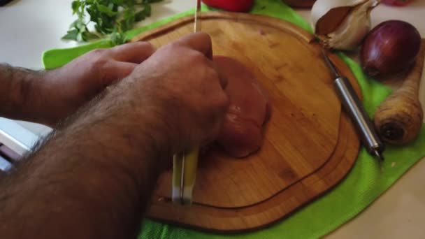 Male hands using Cleaver to cut raw chicken breast. Overhead, slow motion shot. High quality 4k footage - Filmagem, Vídeo