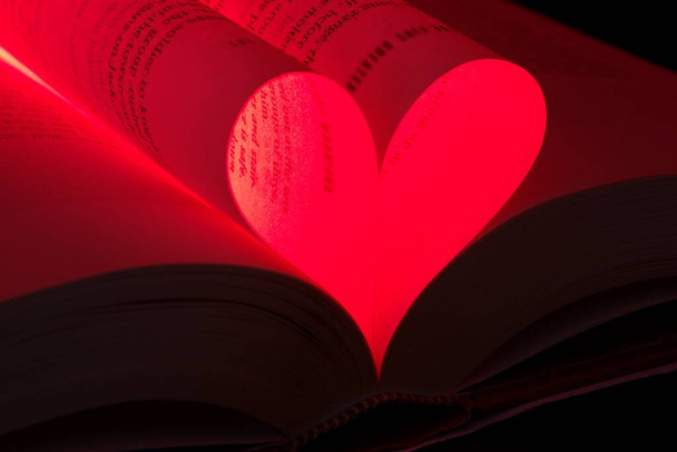 Красное сердце, сформированное из страниц любовного романа - Фото, изображение