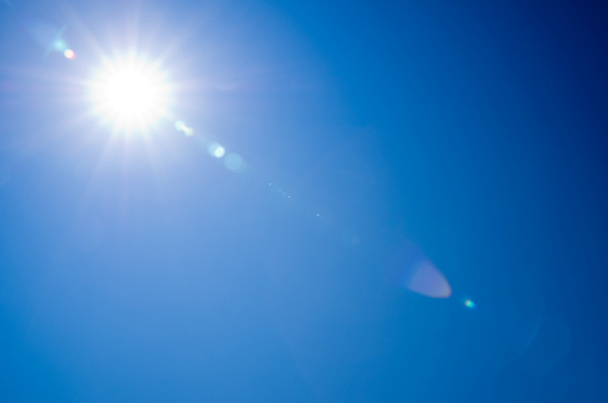 Сияющее солнце на голубом небе
 - Фото, изображение