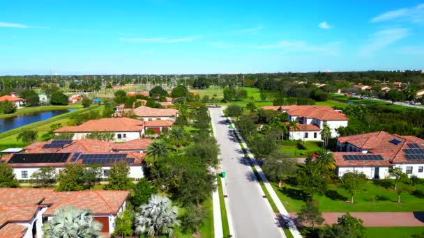 Aerial video luxury Florida homes with solar power roofs - Filmati, video