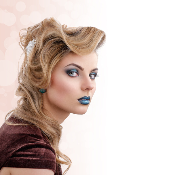 Piękna blondynka portret z kolorowy makijaż - Zdjęcie, obraz