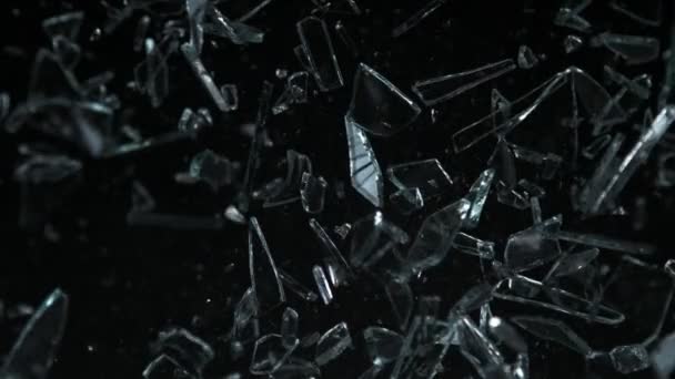 Super Slow Motion Shot of Glass Shards Flying Towards Camera Απομονωμένο σε Μαύρο στα 1000fps. Κινηματογραφήθηκε με κάμερα κινηματογράφου υψηλής ταχύτητας, 4k. - Πλάνα, βίντεο