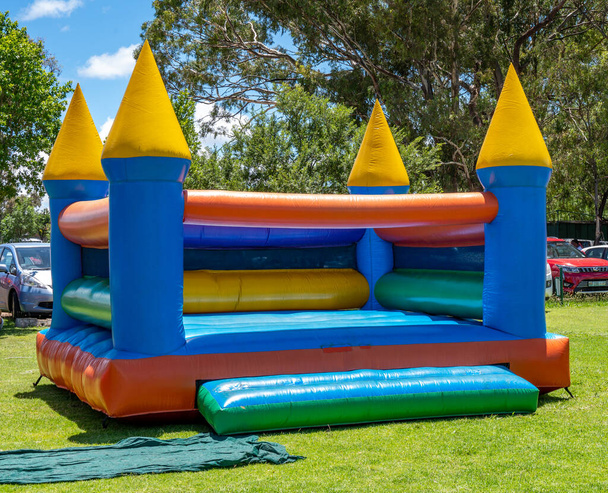 Un colorido castillo de salto para que los niños jueguen. - Foto, Imagen