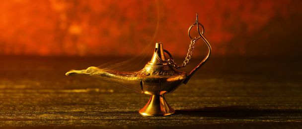 Aladdin lamp of wishes on wooden table - Foto, Bild
