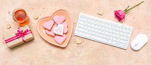 Σύνθεση με νόστιμα μπισκότα σε σχήμα καρδιάς, δώρο, φλιτζάνι τσάι και πληκτρολόγιο υπολογιστή σε φόντο grunge. Γιορτή του Αγίου Βαλεντίνου - Φωτογραφία, εικόνα