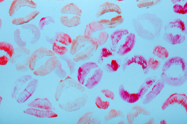 Lipstick kiss marks on blue background - Foto, afbeelding