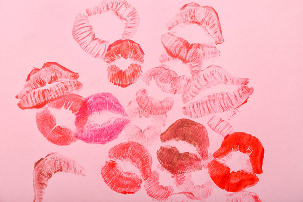 Lipstick kiss marks on pink background - Foto, Imagem