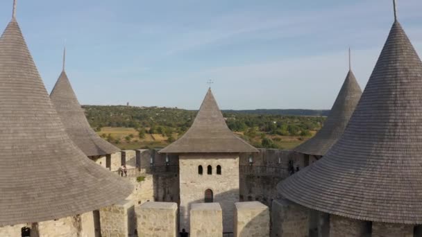 Soroca, Moldavië - september 2020: Luchtvlucht over het beroemde middeleeuwse fort bij zonsondergang. Fort gebouwd in 1499 door de Moldavische prins Stephen de Grote. Gerenoveerd in 2015 - Video