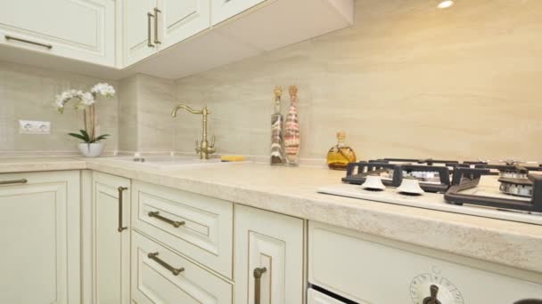 Lähikuva yksityiskohtia huonekalujen beige keittiö suunniteltu provence tyyliin - Materiaali, video