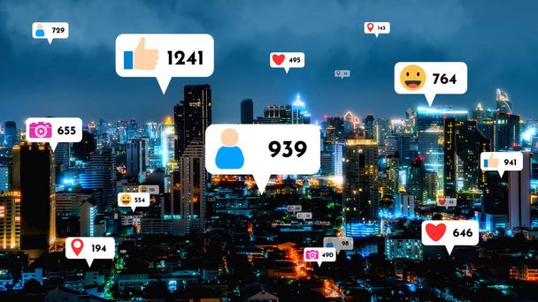 Иконки социальных сетей летают над центром города, показывая людям взаимосвязь через платформу приложений социальных сетей. Концепция маркетинговой стратегии онлайн-сообщества и социальных медиа . - Фото, изображение