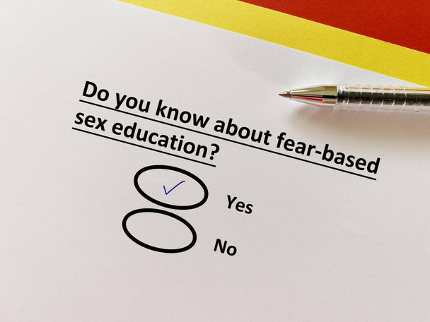 人は社会問題についての質問に答えている。恐怖に基づく性教育について知っています. - 写真・画像