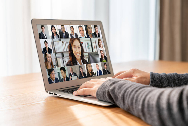 Uomini d'affari in videoconferenza per gruppi virtuali moderati Riunione di impiegati aziendali corprati - Foto, immagini