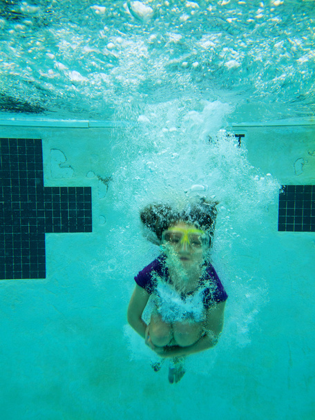 podwodne zdjęcia dziewczyny skoki w basenie - Zdjęcie, obraz