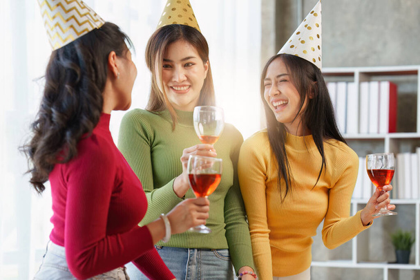 Přátelé na narozeninové oslavě cinkají sklenicemi se šampaňským a pizzou, užívají si vánoční dovolenou, pizza na stole. Holiday Party event. - Fotografie, Obrázek