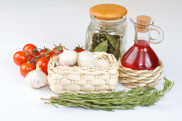 Rotweinessig mit frischem Gemüse und Gewürzen - Foto, Bild