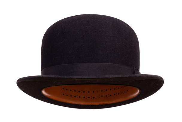 Черная шляпа-баулер вид спереди изолирован на белом фоне - Фото, изображение