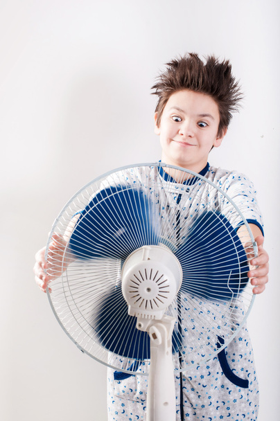 Rapaz perto do ventilador
 - Foto, Imagem