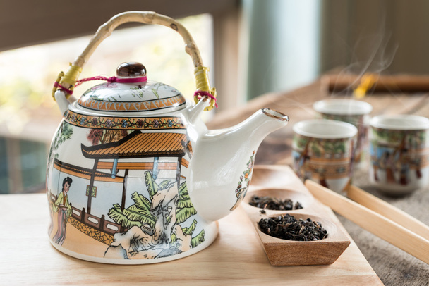 木製のテーブルにアンティークの中国茶セット - 写真・画像