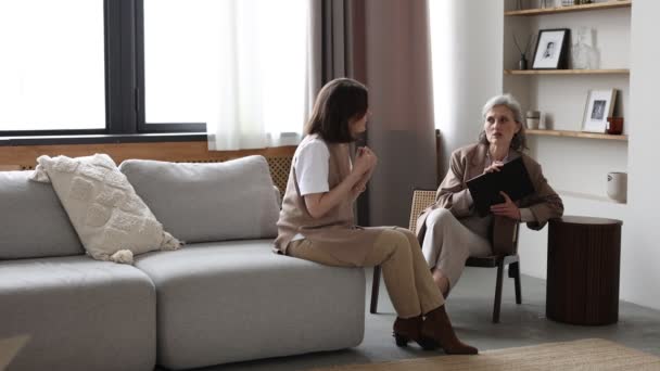 een jonge vrouw bij een psychologen afspraak bespreken van een probleem. - Video