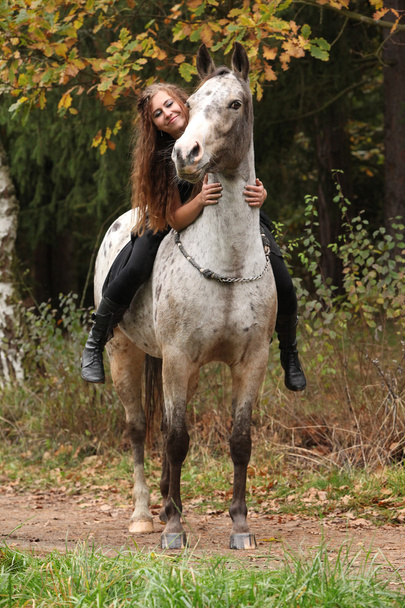 schönes Mädchen, das ein Pferd ohne Zaumzeug oder Sattel reitet - Foto, Bild