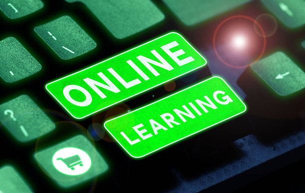 Legenda conceitual Aprendizagem Online, Conceito de Internet Larning com a ajuda da Internet e de um computador - Foto, Imagem