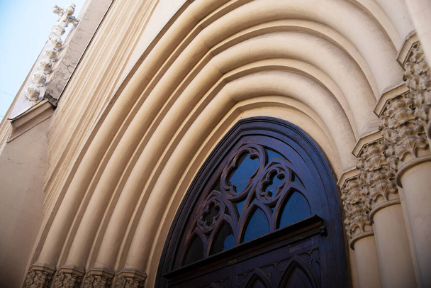 Neo-gotische deur in lutherse kerk. Architectonische details - Foto, afbeelding