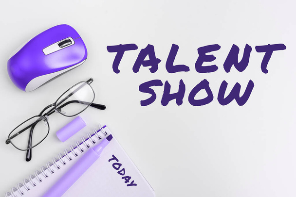 Концептуальная подпись Talent Show, Business idea Competition of entertainers show casting their performances - Фото, изображение