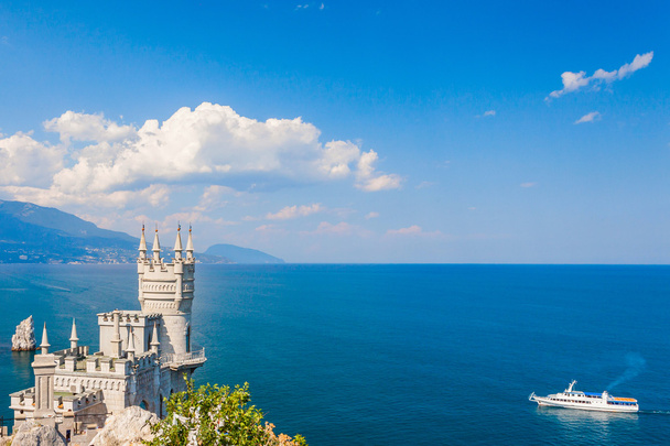 O famoso castelo Engolir 's Nest perto de Yalta
 - Foto, Imagem