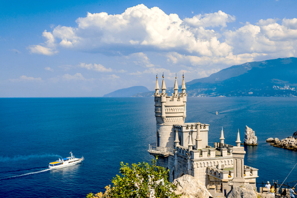 A jól ismert vár fecske fészek közelében Yalta - Fotó, kép