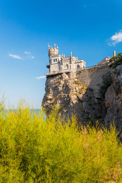 El conocido castillo Nido de golondrina cerca de Yalta
 - Foto, Imagen