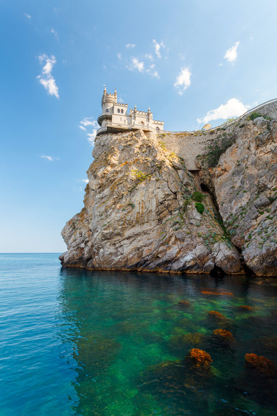 El conocido castillo Nido de golondrina cerca de Yalta
 - Foto, Imagen