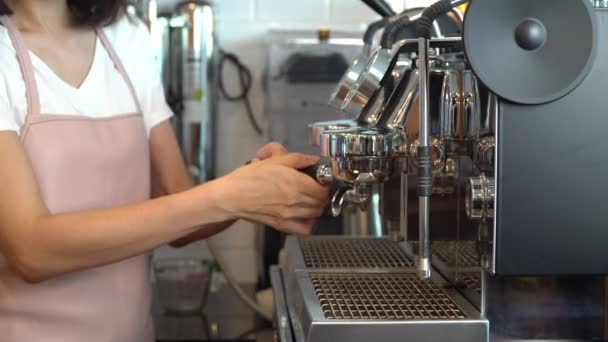 Κλείσιμο επαγγελματικού γυναικεία barista χέρι κάνοντας φρέσκο espresso με καφετιέρα σε εστιατόριο ή καφετέρια. Barista Προετοιμασία ή επιχειρηματίας καφετιέρα έννοια στο δικό του κατάστημα - Πλάνα, βίντεο