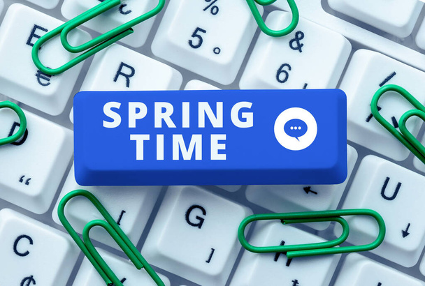 Conceptuele bijschrift Spring Time, Internet Concept gematigd seizoen van het jaar geïdentificeerd door een heropleving van planten - Foto, afbeelding