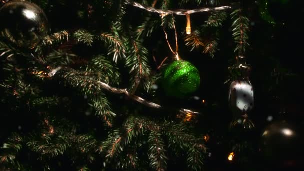 Χιονισμένο χριστουγεννιάτικο δέντρο με μπάλες και διακοσμήσεις. - Πλάνα, βίντεο
