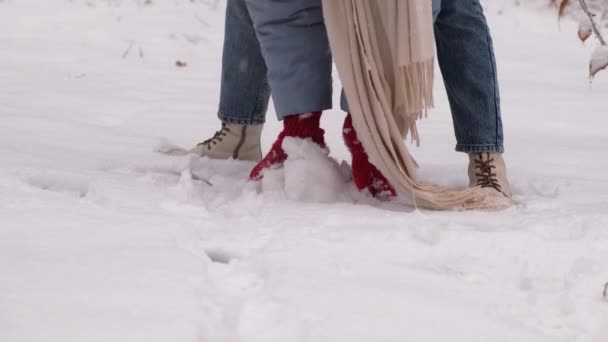 женщина заставляет снеговика крупным планом раскатывать снежный ком - Кадры, видео