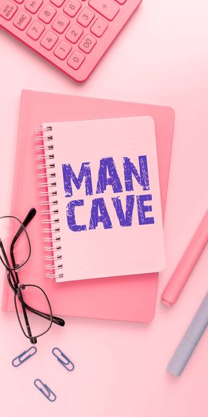 Esposizione concettuale Man Cave, Business idea una stanza, uno spazio o un'area di un'abitazione riservata a un uomo - Foto, immagini