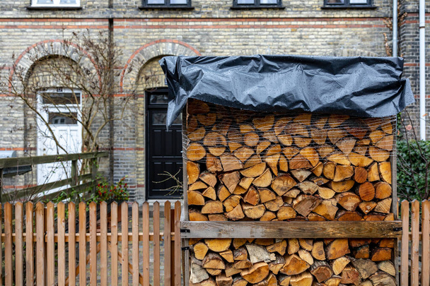 デンマークのコペンハーゲン古いカールスベルク地区の家には、きちんと積み上げられた薪が届けられています。. - 写真・画像