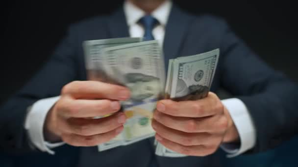 Hombre vestido formalmente contando billetes de dólar, de cerca. Concepto de inversión, éxito, perspectivas financieras o desarrollo profesional. - Imágenes, Vídeo