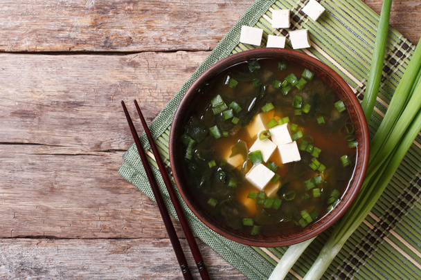 Japanse miso soep in een bruine kom horizontale bovenaanzicht - Foto, afbeelding